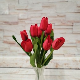Umelé červené tulipány