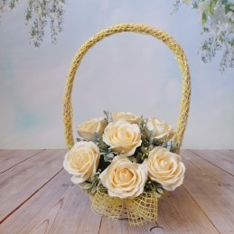 prútený košík s ružami